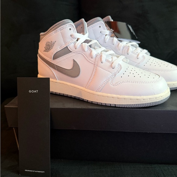 NWT Nike Air Jordan 1 Mid GS - 6.5Y/EU39 - Picture 5 of 15